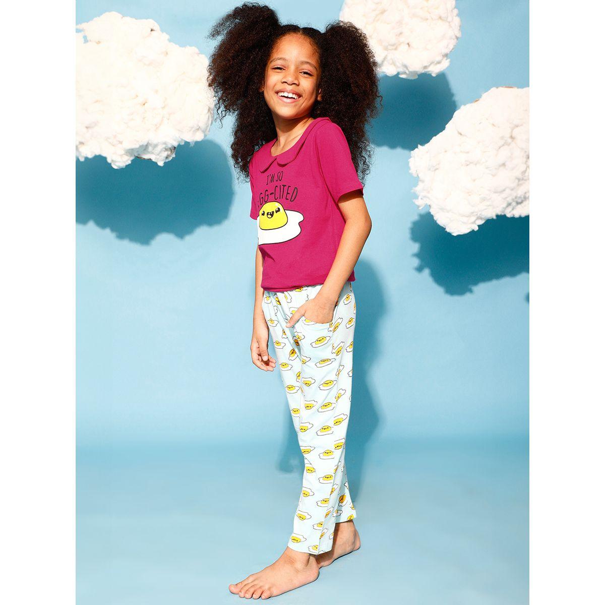 طقم من بنطال بيجاما مع تيشيرت بطبعة جرافيك كلوفيا كَبس × ستايلي-girls-clothing-nightwear-image-3