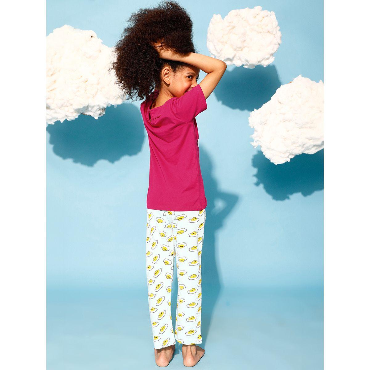 طقم من بنطال بيجاما مع تيشيرت بطبعة جرافيك كلوفيا كَبس × ستايلي-girls-clothing-nightwear-image-4