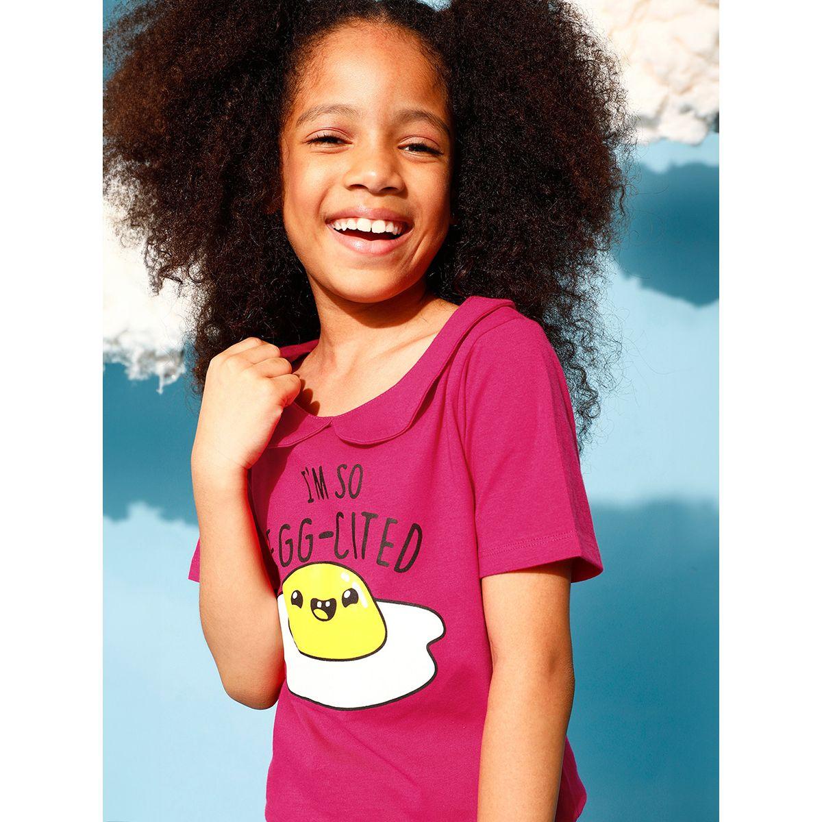 طقم من بنطال بيجاما مع تيشيرت بطبعة جرافيك كلوفيا كَبس × ستايلي-girls-clothing-nightwear-image-5
