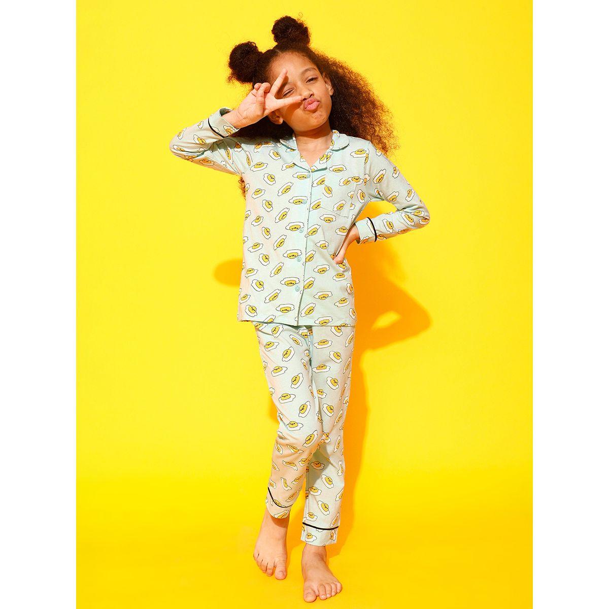 طقم من بنطال بيجاما مع بلوزة بطبعة جرافيك كلوفيا كَبس × ستايلي-girls-clothing-nightwear-image-1
