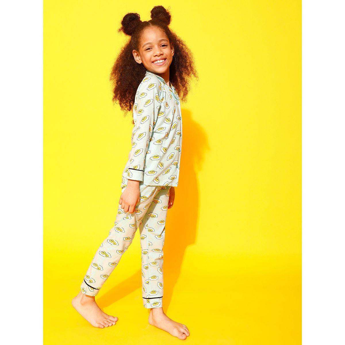 طقم من بنطال بيجاما مع بلوزة بطبعة جرافيك كلوفيا كَبس × ستايلي-girls-clothing-nightwear-image-2