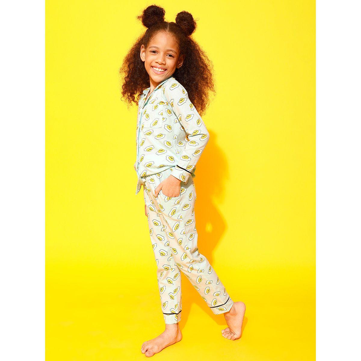 طقم من بنطال بيجاما مع بلوزة بطبعة جرافيك كلوفيا كَبس × ستايلي-girls-clothing-nightwear-image-3