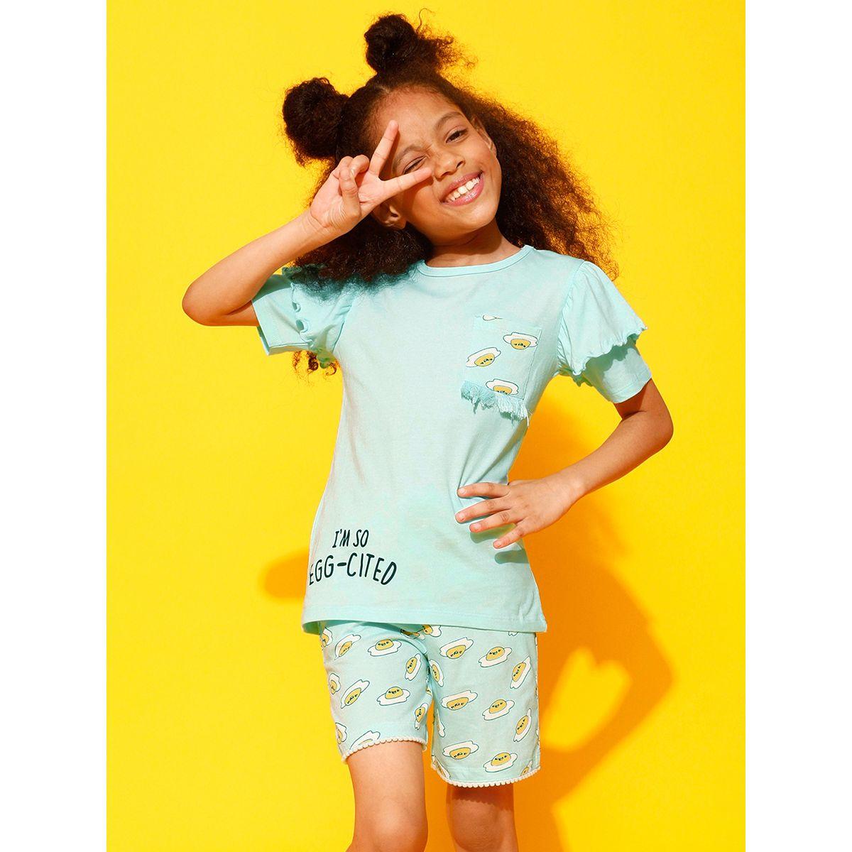 مجموعة من شورت وبلوزة بطبعة جرافيك وكشكش كلوفيا كَبس × ستايلي-girls-clothing-nightwear-image-2