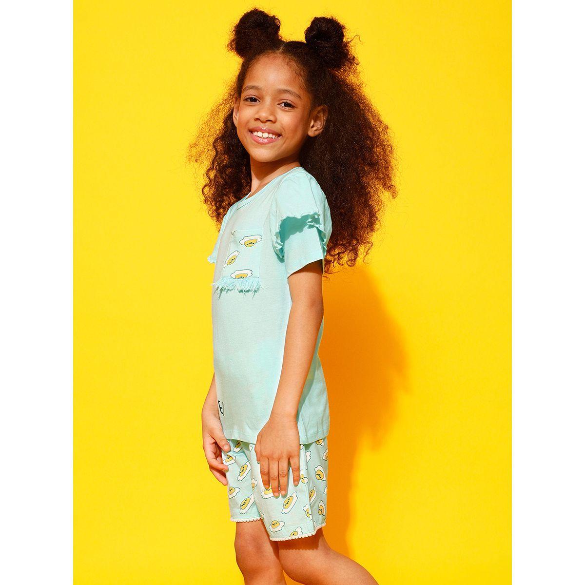 مجموعة من شورت وبلوزة بطبعة جرافيك وكشكش كلوفيا كَبس × ستايلي-girls-clothing-nightwear-image-4