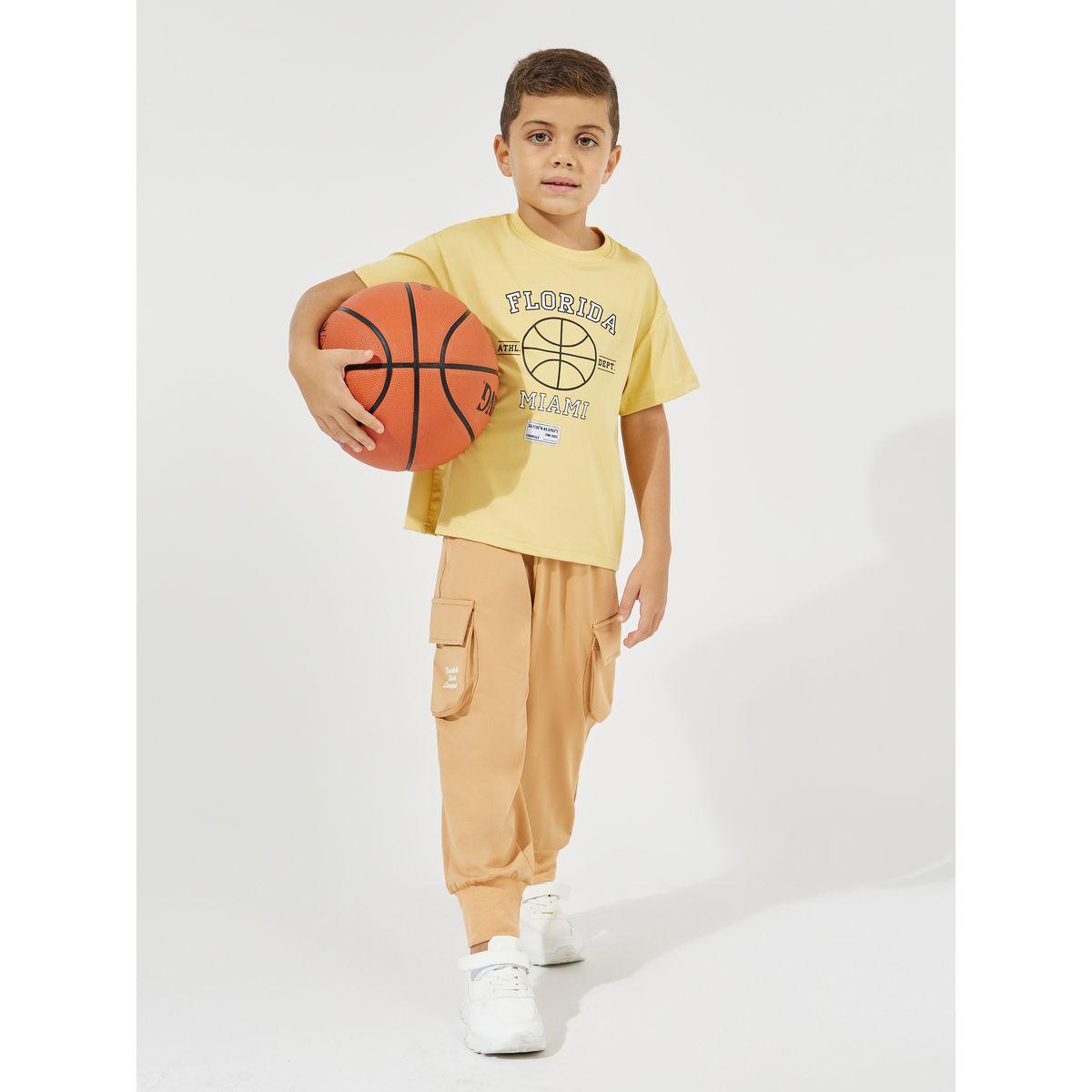 مجموعة من جوغر كارجو وتيشيرت فضفاض بطبعة جرافيك-boys-clothing-setsandcoords-image-1