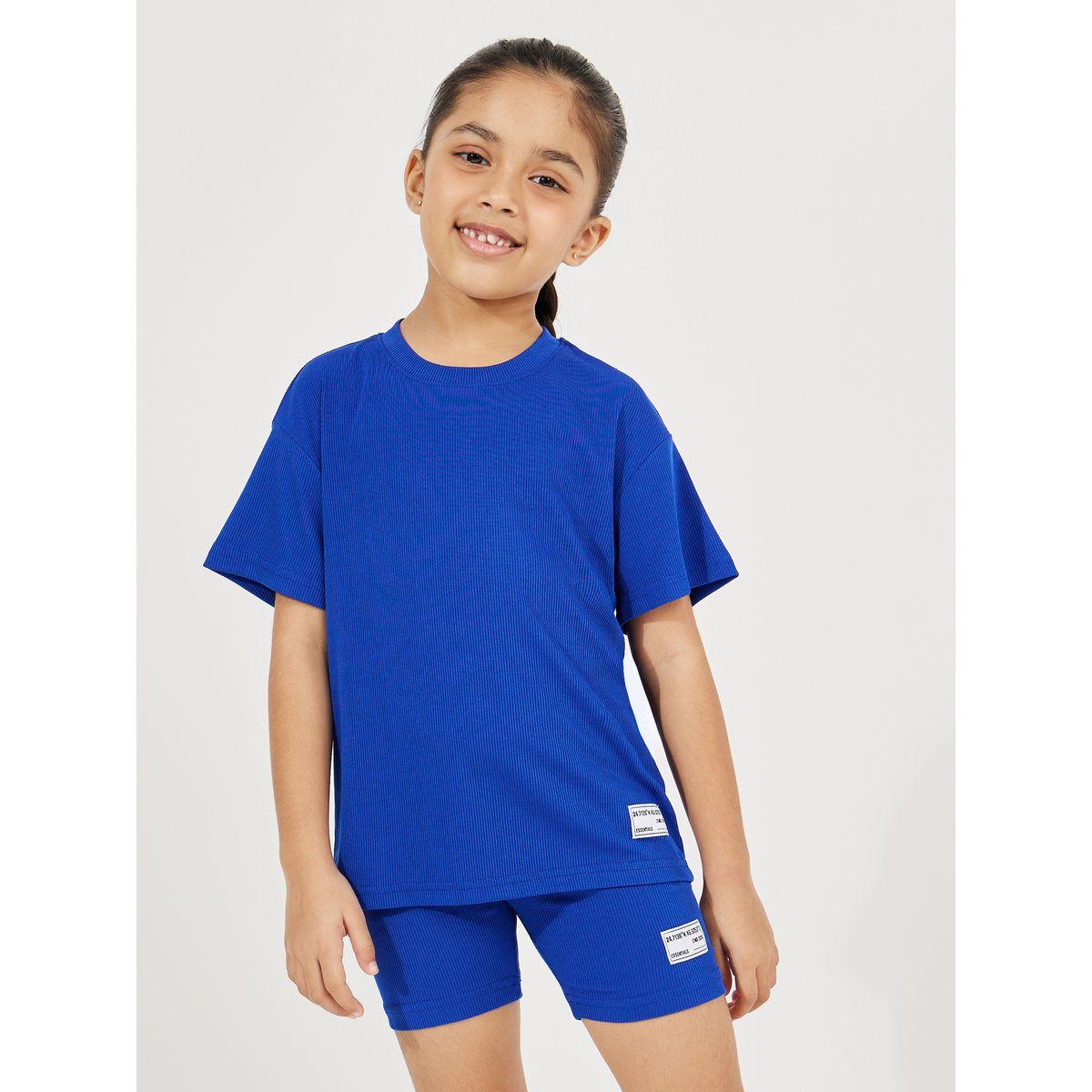 مجموعة من شورت وتيشيرت فضفاض مزين بشارة-girls-clothing-setsandcoords-image-2