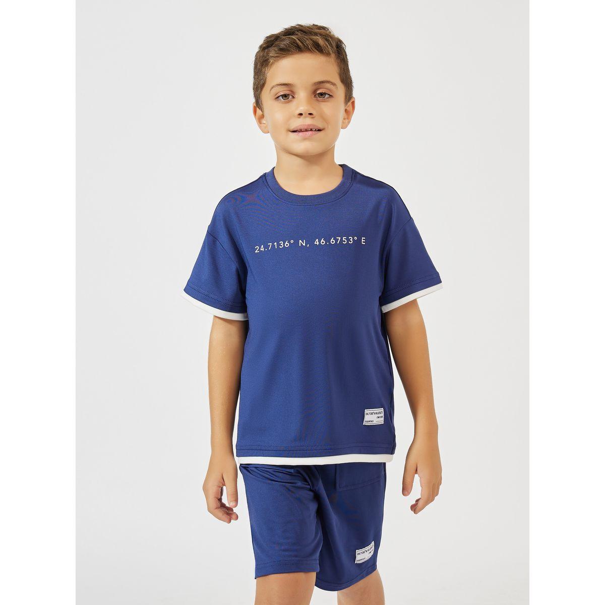 مجموعة من شورت مع تيشيرت فضفاض مزين بشارة-boys-clothing-setsandcoords-image-1