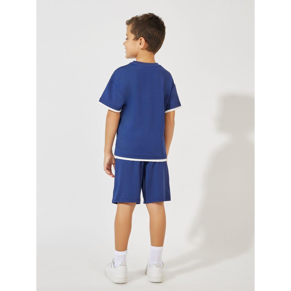مجموعة من شورت مع تيشيرت فضفاض مزين بشارة-boys-clothing-setsandcoords-image-4