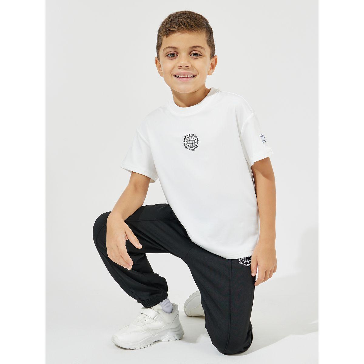 مجموعة من جوغر بتفاصيل محزوزة مع تيشيرت فضفاض-boys-clothing-setsandcoords-image-1