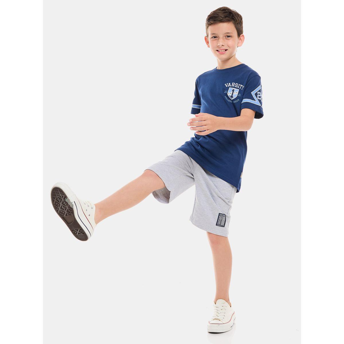 تيشيرت مطبع بطبعة فارسيتي مع ياقة دائرية فيكتور آند جين × ستايلي-boys-clothing-tshirtsandpolos-image-4