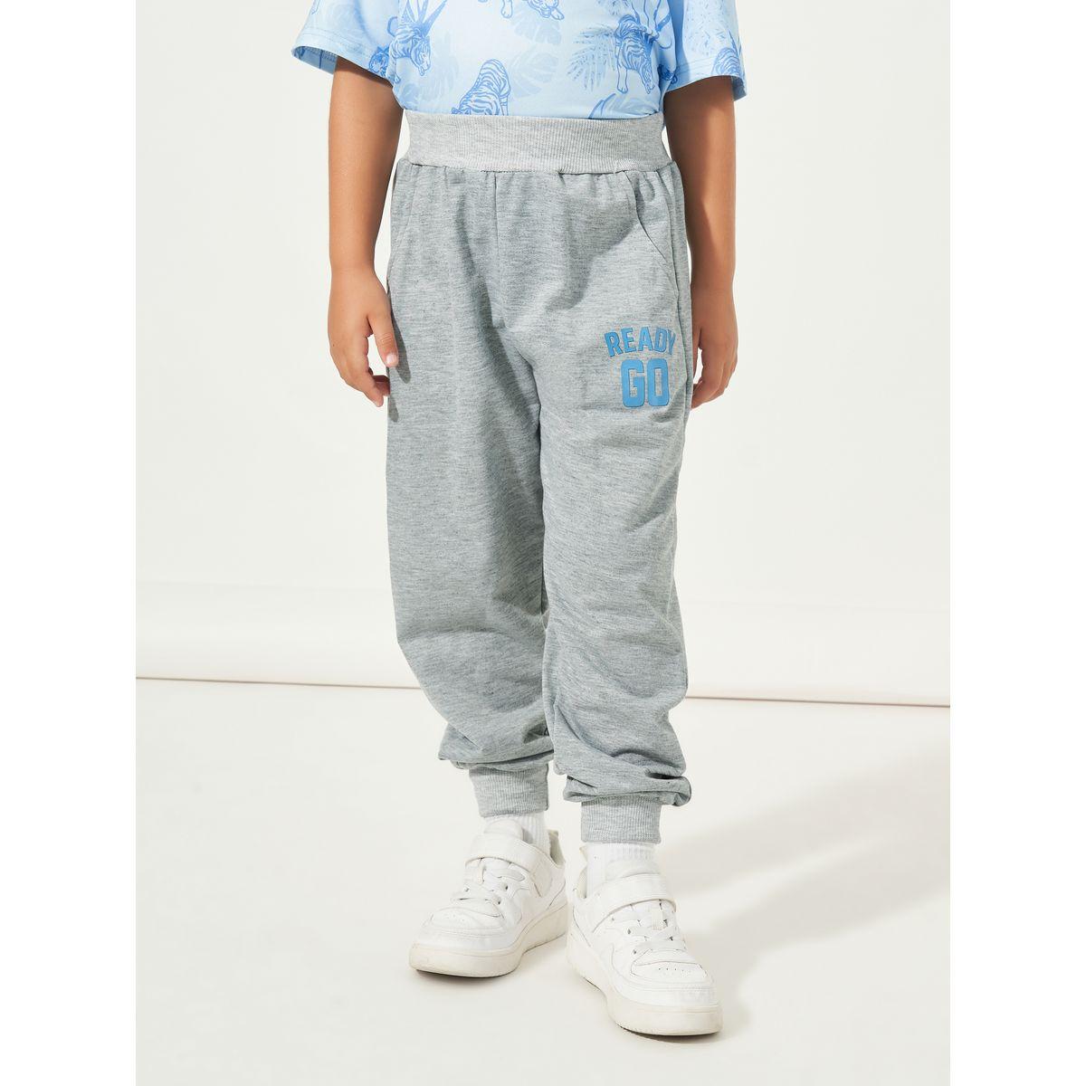 جوغر بحواف مكبلة وطبعة كتابة مع جيوب مائلة-boys-clothing-bottoms-joggersandtrackpants-image-1
