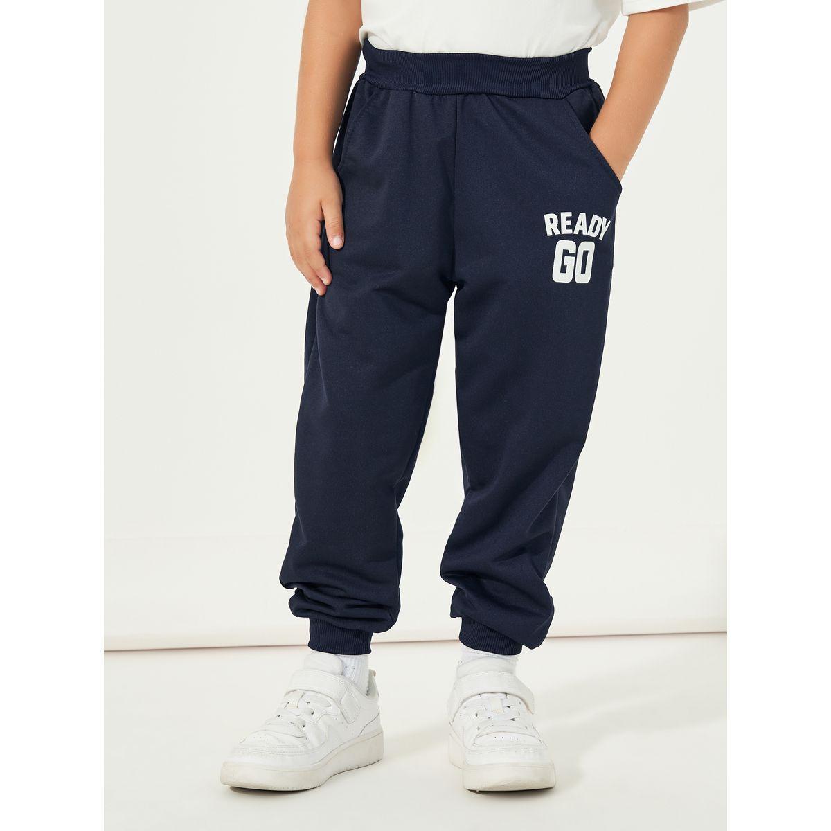 جوغر بحواف مكبلة وطبعة كتابة مع جيوب مائلة-boys-clothing-bottoms-joggersandtrackpants-image-1