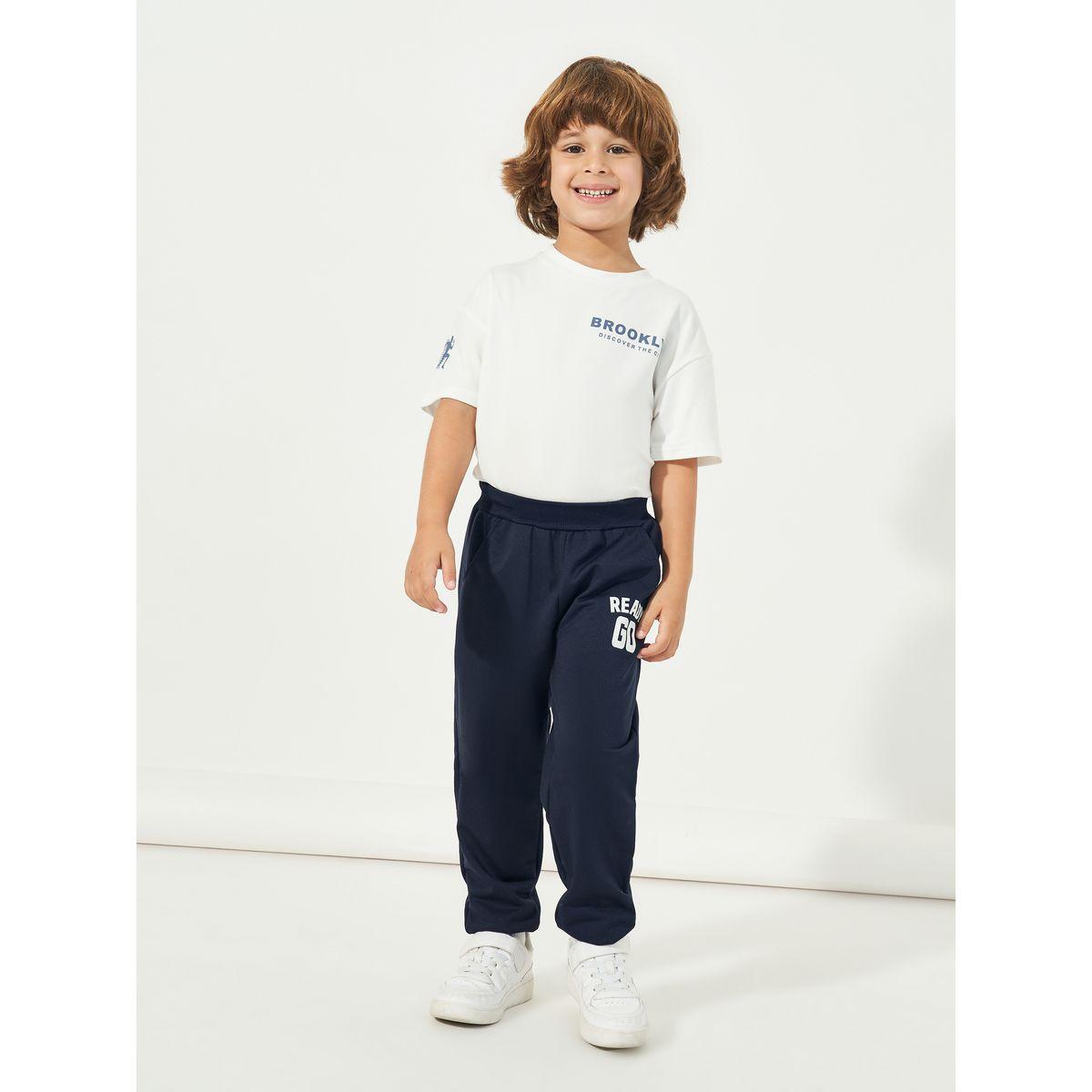 جوغر بحواف مكبلة وطبعة كتابة مع جيوب مائلة-boys-clothing-bottoms-joggersandtrackpants-image-2