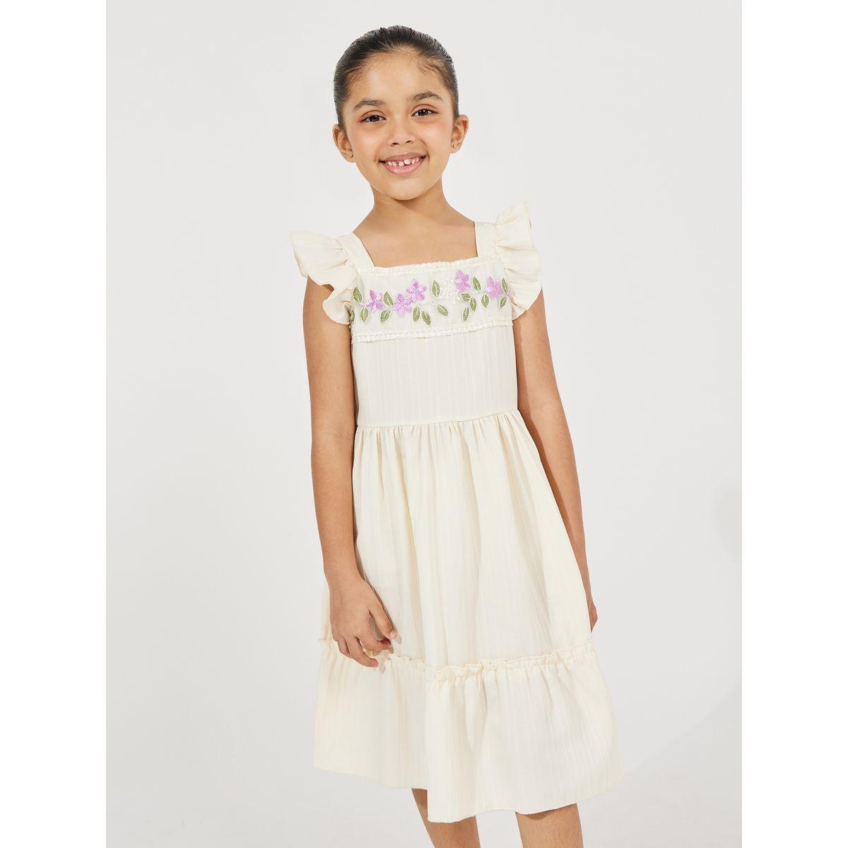 فستان بياقة واسعة وتفاصيل بارزة الملمس-girls-clothing-dressesandjumpsuits-image-2