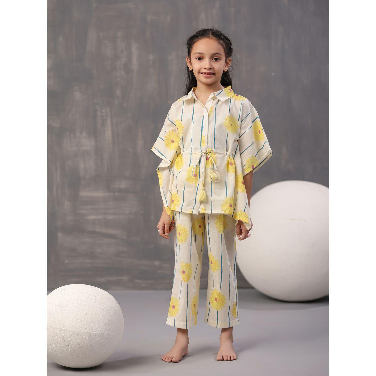 طقم من بنطال بيجاما مع قفطان بطبعات زهور سانسكريتي هومز × ستايلي-girls-clothing-nightwear-image-1