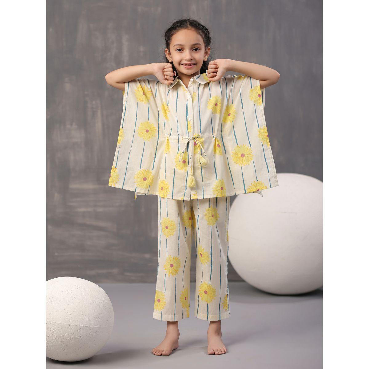 طقم من بنطال بيجاما مع قفطان بطبعات زهور سانسكريتي هومز × ستايلي-girls-clothing-nightwear-image-2