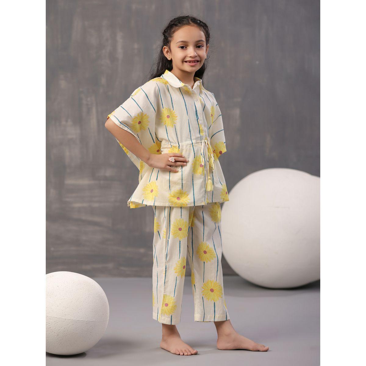 طقم من بنطال بيجاما مع قفطان بطبعات زهور سانسكريتي هومز × ستايلي-girls-clothing-nightwear-image-3