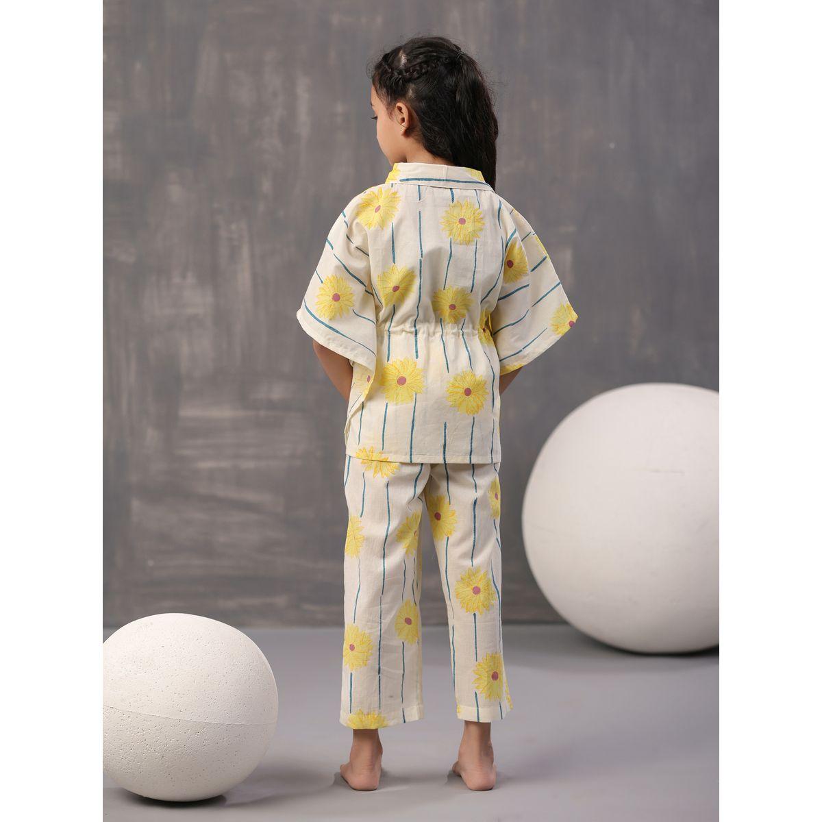 طقم من بنطال بيجاما مع قفطان بطبعات زهور سانسكريتي هومز × ستايلي-girls-clothing-nightwear-image-4