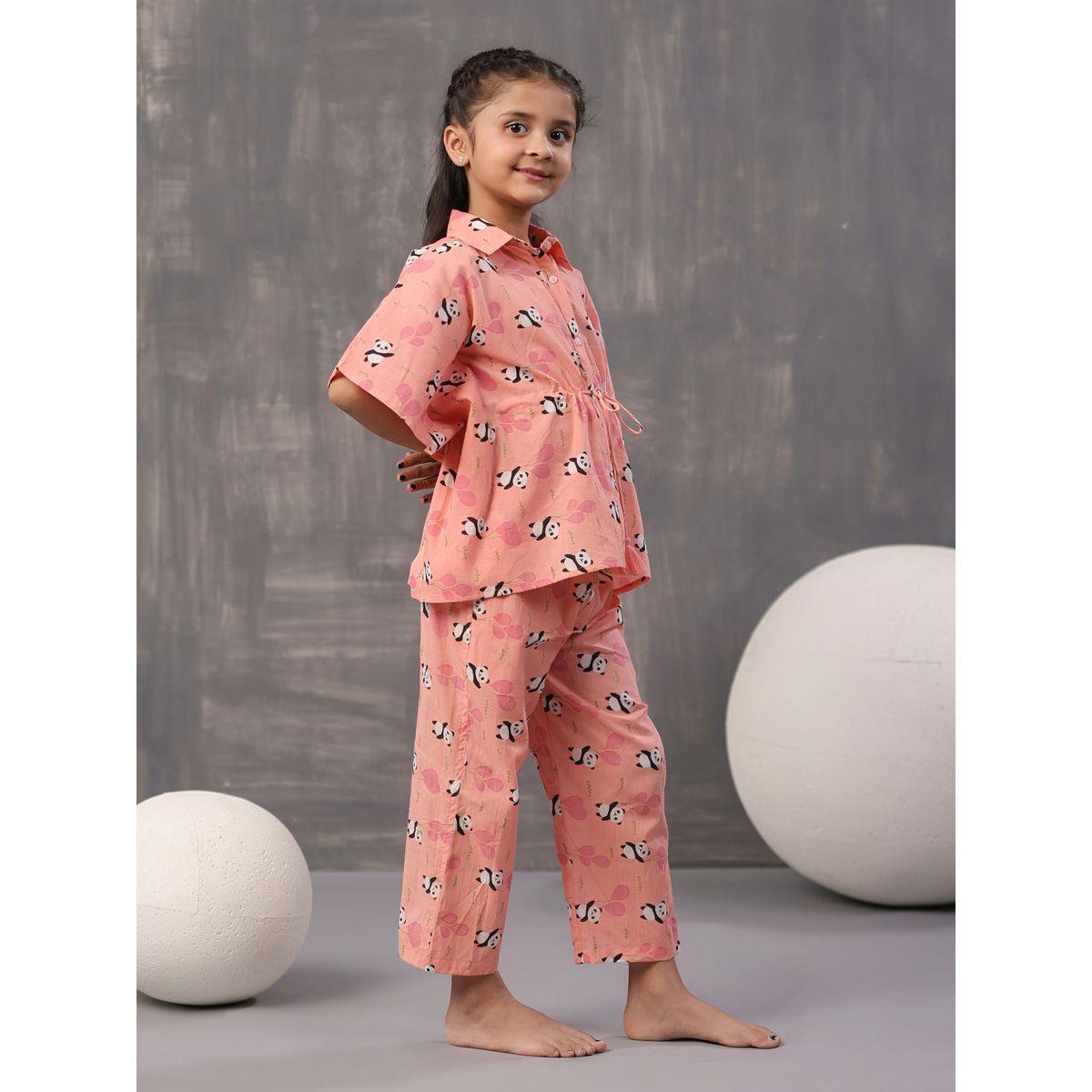 طقم من بنطال بيجاما مع قفطان بطبعة باندا سانسكريتي هومز × ستايلي-girls-clothing-nightwear-image-3