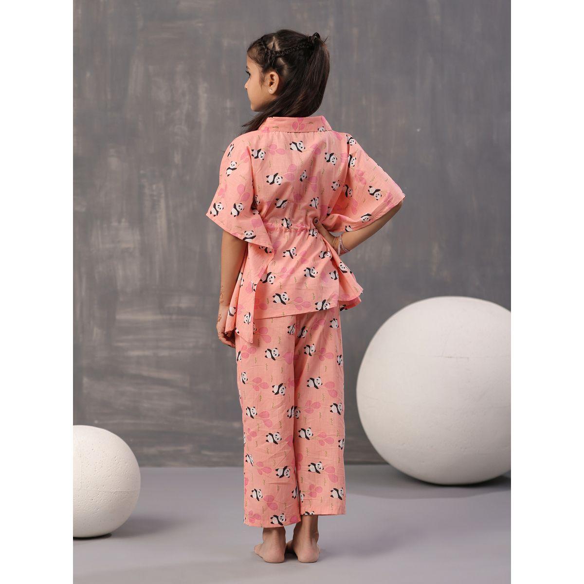 طقم من بنطال بيجاما مع قفطان بطبعة باندا سانسكريتي هومز × ستايلي-girls-clothing-nightwear-image-4
