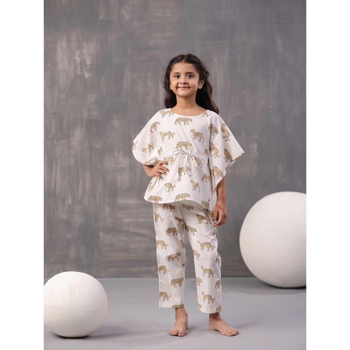 سطقم من بنطال بيجاما مع قفطان بطبعة فهد سانسكريتي هومز × ستايلي-girls-clothing-nightwear-image-1