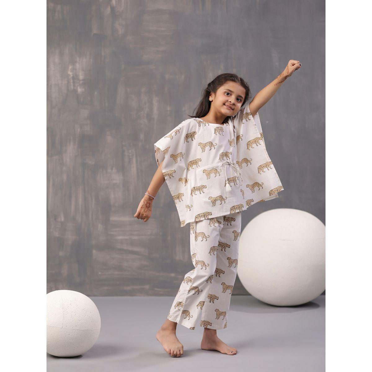 سطقم من بنطال بيجاما مع قفطان بطبعة فهد سانسكريتي هومز × ستايلي-girls-clothing-nightwear-image-2