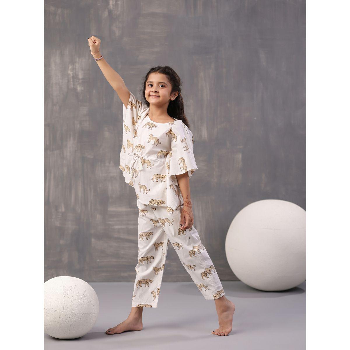 سطقم من بنطال بيجاما مع قفطان بطبعة فهد سانسكريتي هومز × ستايلي-girls-clothing-nightwear-image-3