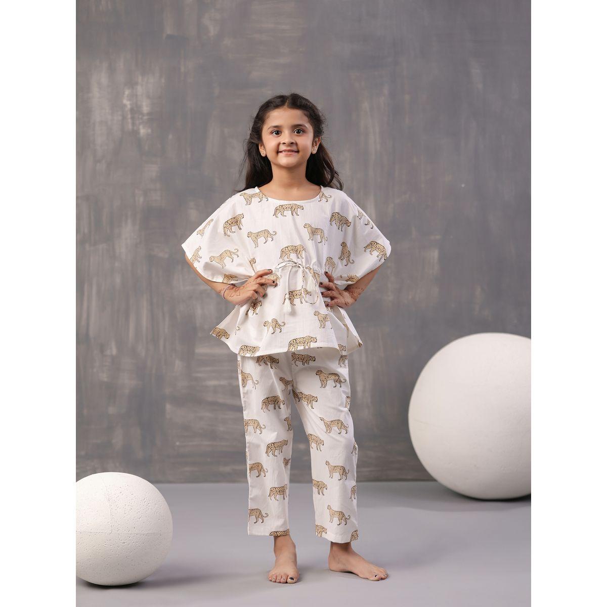 سطقم من بنطال بيجاما مع قفطان بطبعة فهد سانسكريتي هومز × ستايلي-girls-clothing-nightwear-image-4