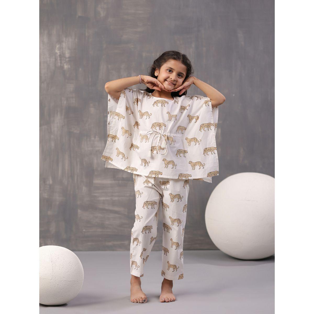 سطقم من بنطال بيجاما مع قفطان بطبعة فهد سانسكريتي هومز × ستايلي-girls-clothing-nightwear-image-5