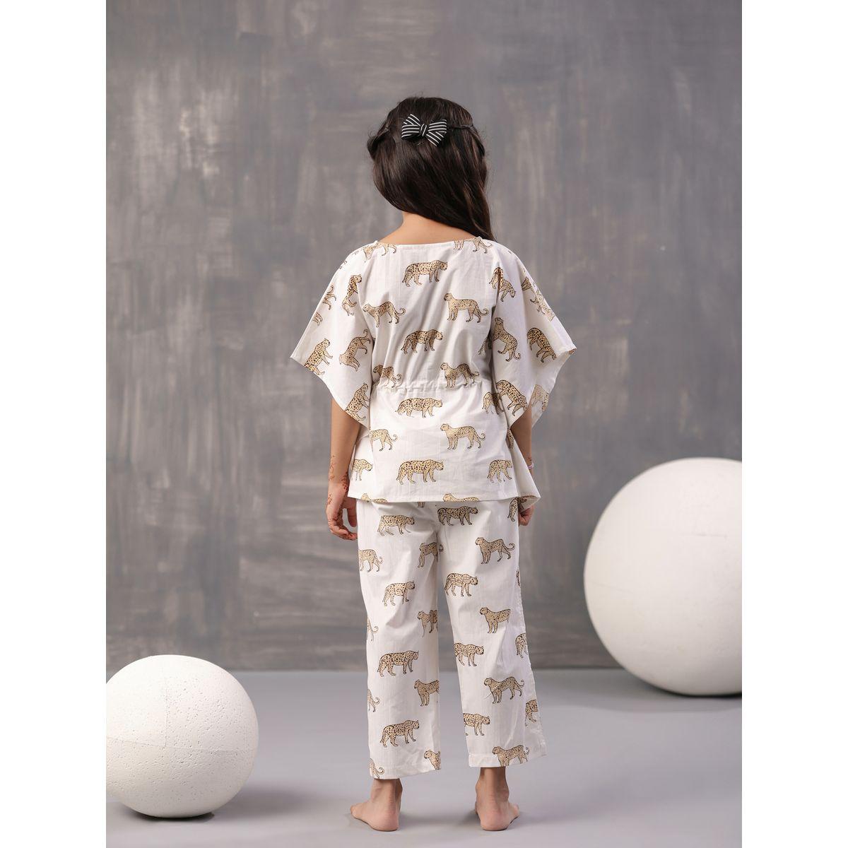 سطقم من بنطال بيجاما مع قفطان بطبعة فهد سانسكريتي هومز × ستايلي-girls-clothing-nightwear-image-6