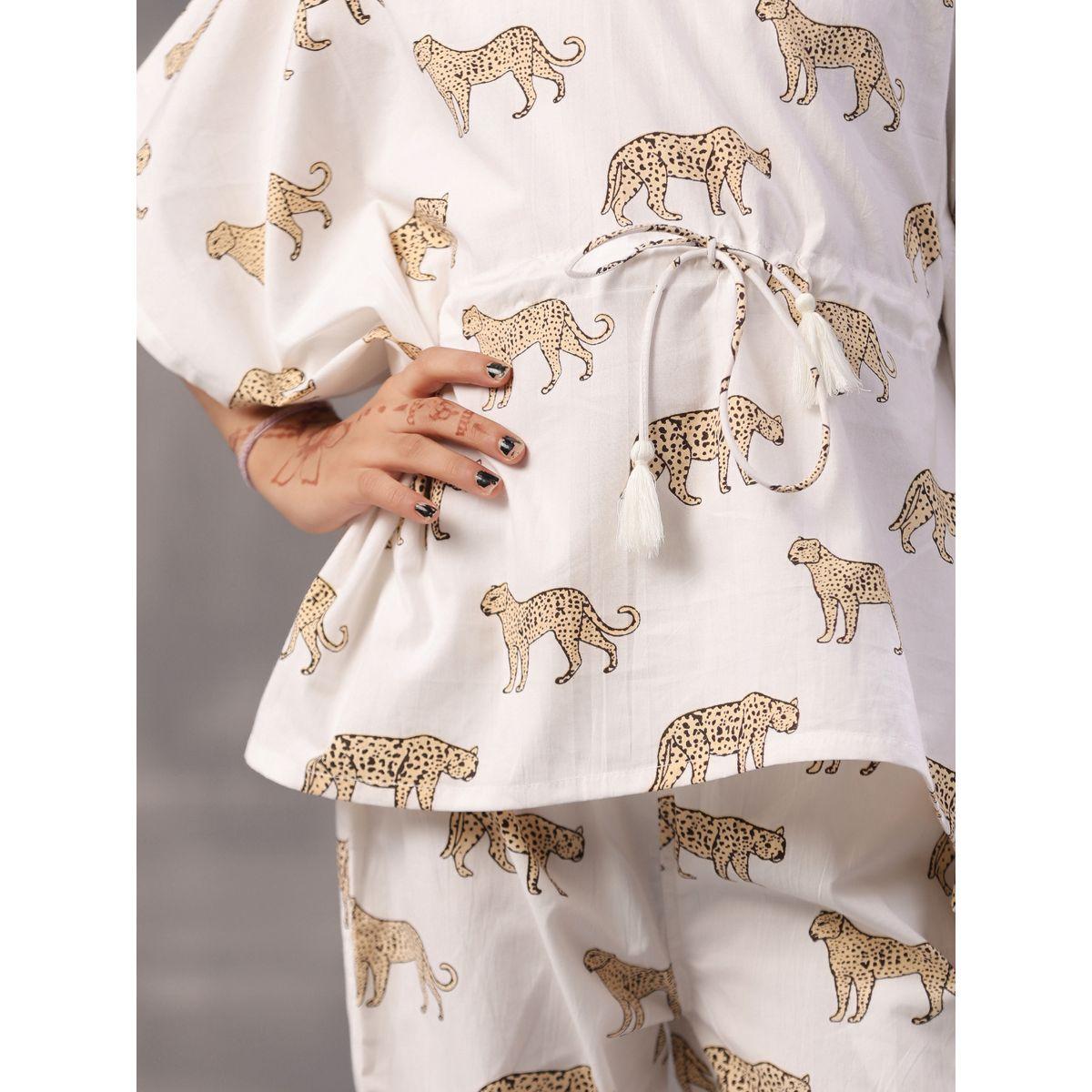 سطقم من بنطال بيجاما مع قفطان بطبعة فهد سانسكريتي هومز × ستايلي-girls-clothing-nightwear-image-7