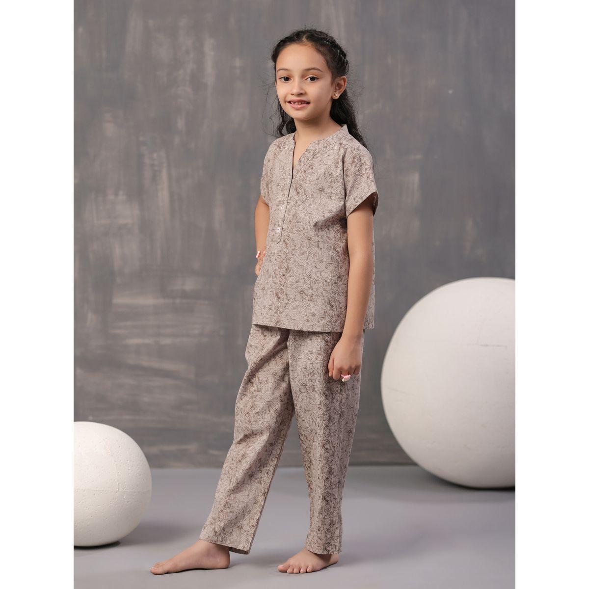 طقم من بنطال بيجاما مع بلوزة بطبعة هندسية سانسكريتي هومز × ستايلي-girls-clothing-nightwear-image-1