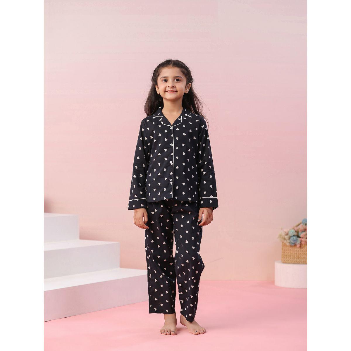 طقم من بنطال بيجاما مع بلوزة بطبعات قلوب سانسكريتي هومز × ستايلي-girls-clothing-nightwear-image-1
