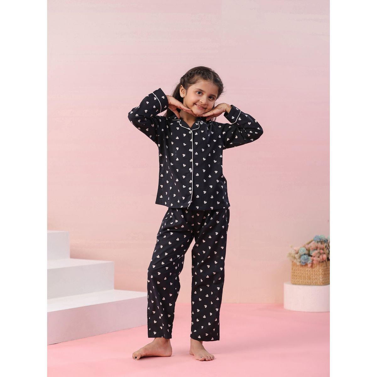 طقم من بنطال بيجاما مع بلوزة بطبعات قلوب سانسكريتي هومز × ستايلي-girls-clothing-nightwear-image-2