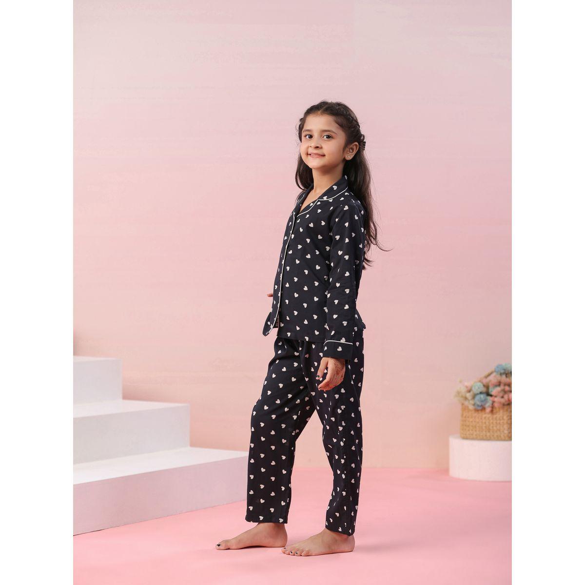 طقم من بنطال بيجاما مع بلوزة بطبعات قلوب سانسكريتي هومز × ستايلي-girls-clothing-nightwear-image-3