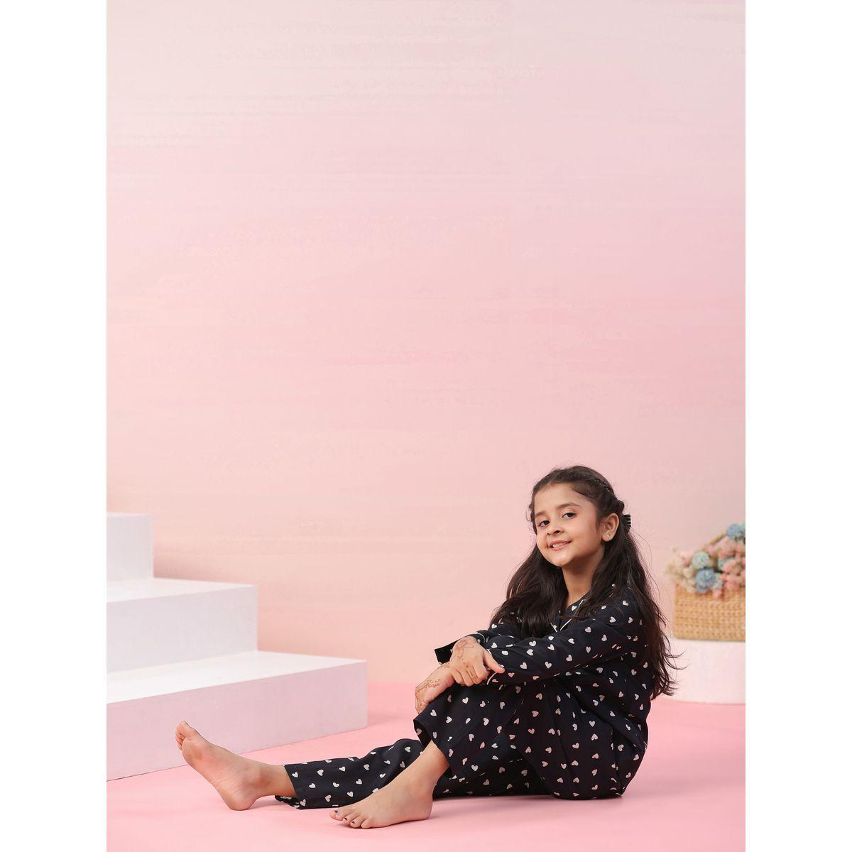 طقم من بنطال بيجاما مع بلوزة بطبعات قلوب سانسكريتي هومز × ستايلي-girls-clothing-nightwear-image-6
