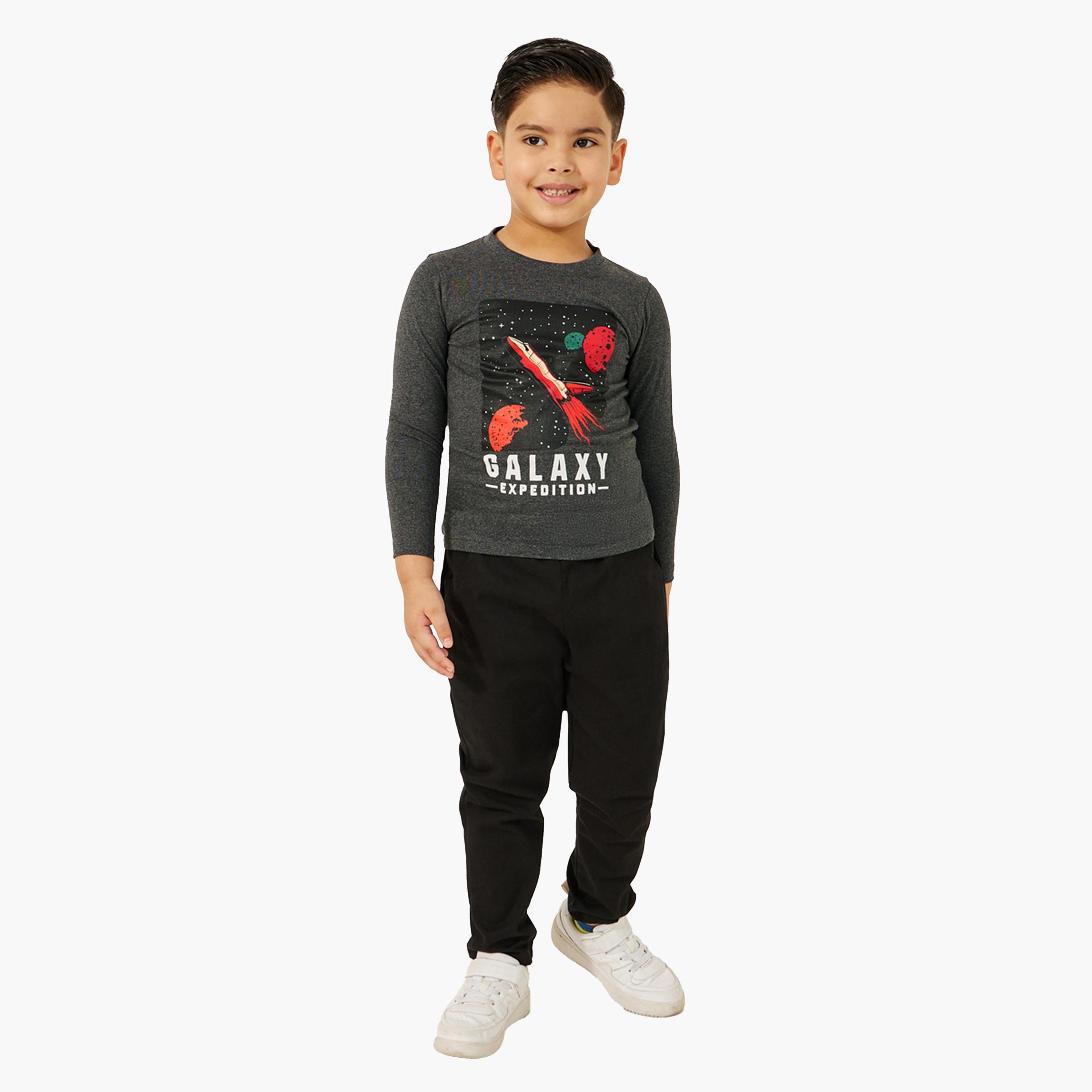 ستايلي- تي شيرت بطبعة جرافيكية ورقبة دائرية-boys-clothing-tshirtsandpolos-image-2