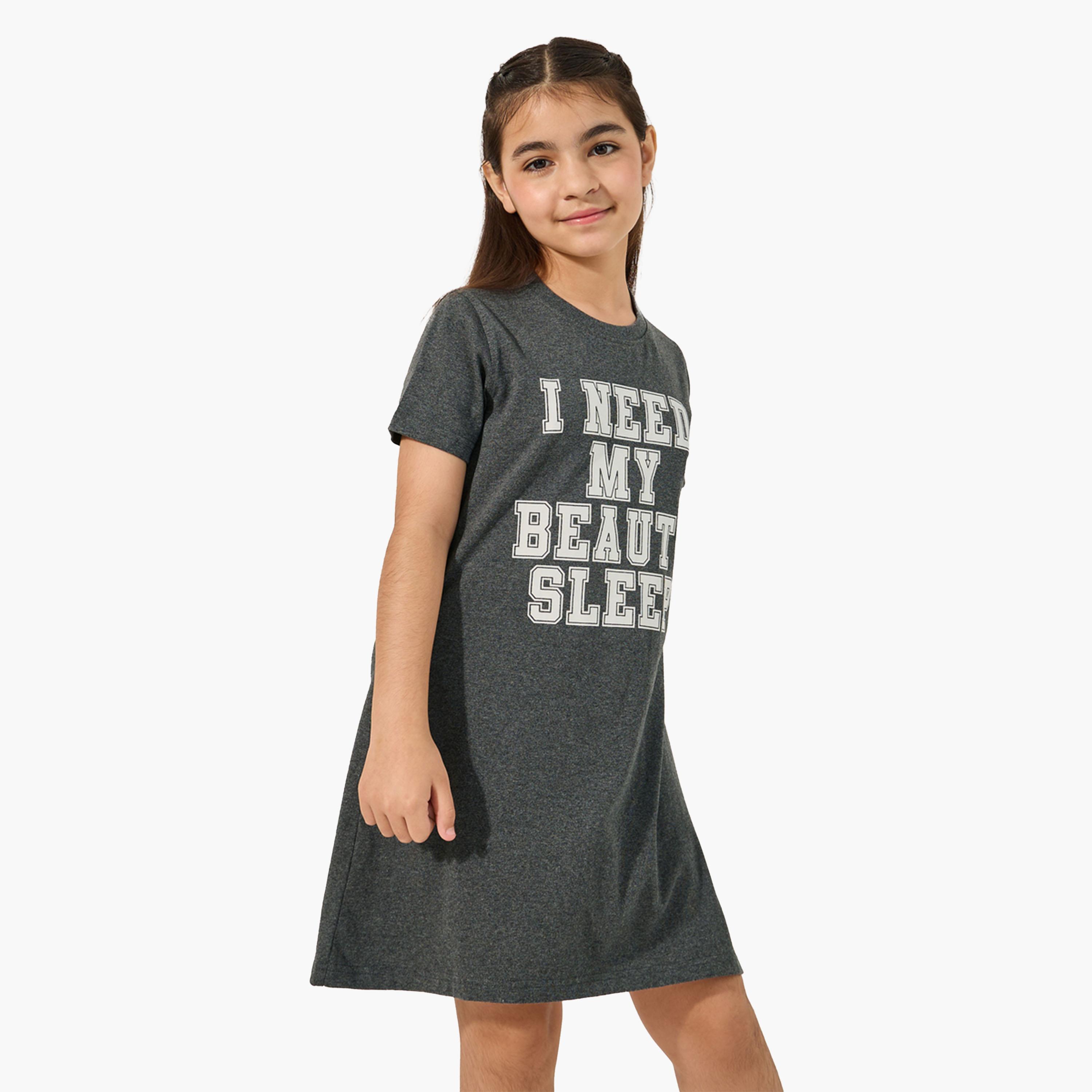ستايلي - قميص نوم بأكمام قصيرة وطبعة شعار-girls-clothing-nightwear-image-3