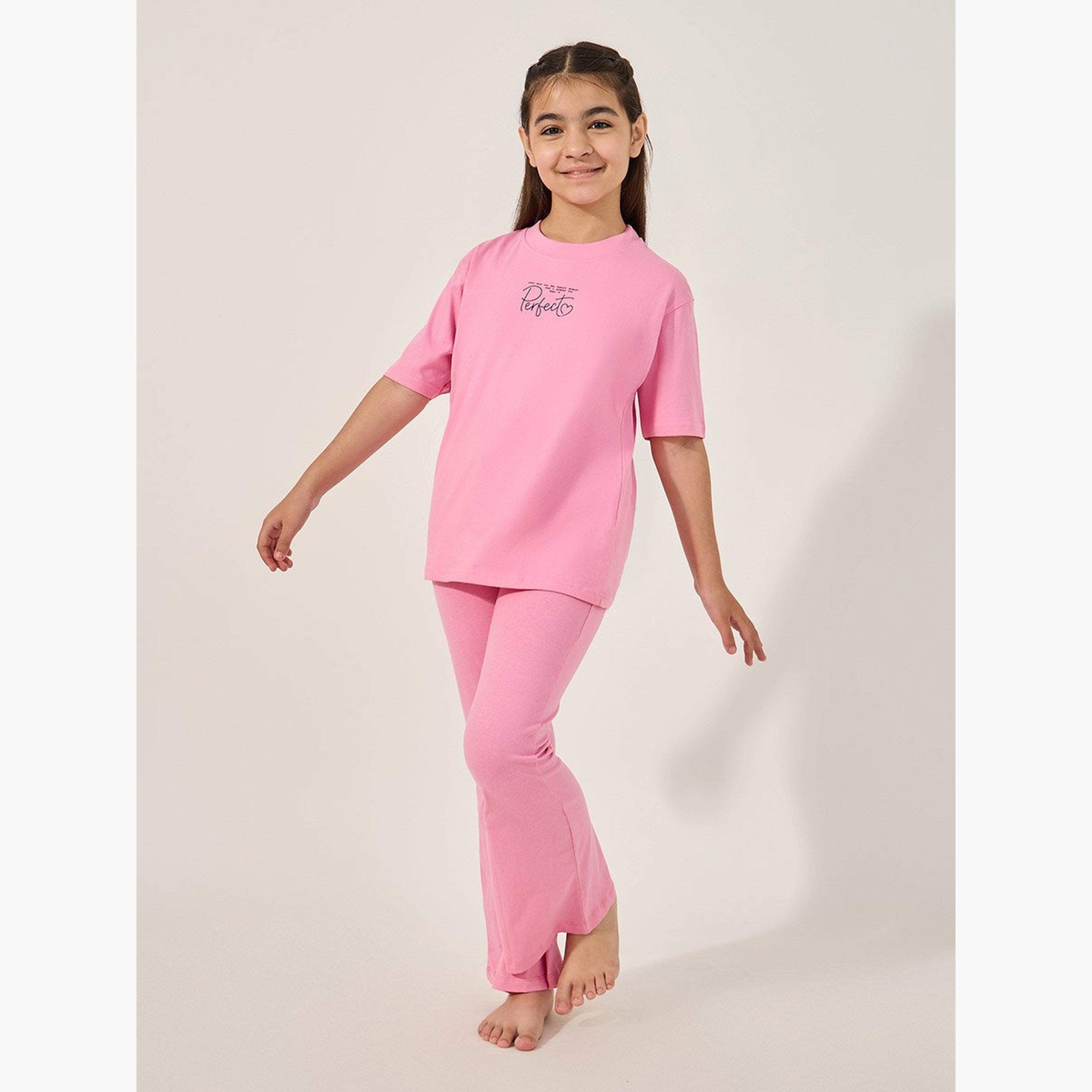 ستايلي - طقم تي شيرت مطبوع عليه خط و بيجاما برباط-girls-clothing-nightwear-image-1