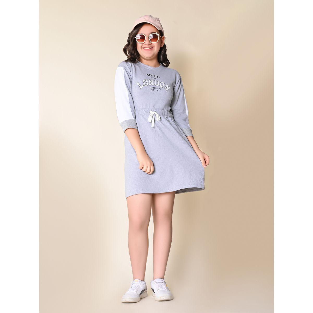 فستان قصير مطبع بطبعة كتابة ليل بيكس × ستايلي-girls-clothing-dressesandjumpsuits-image-1