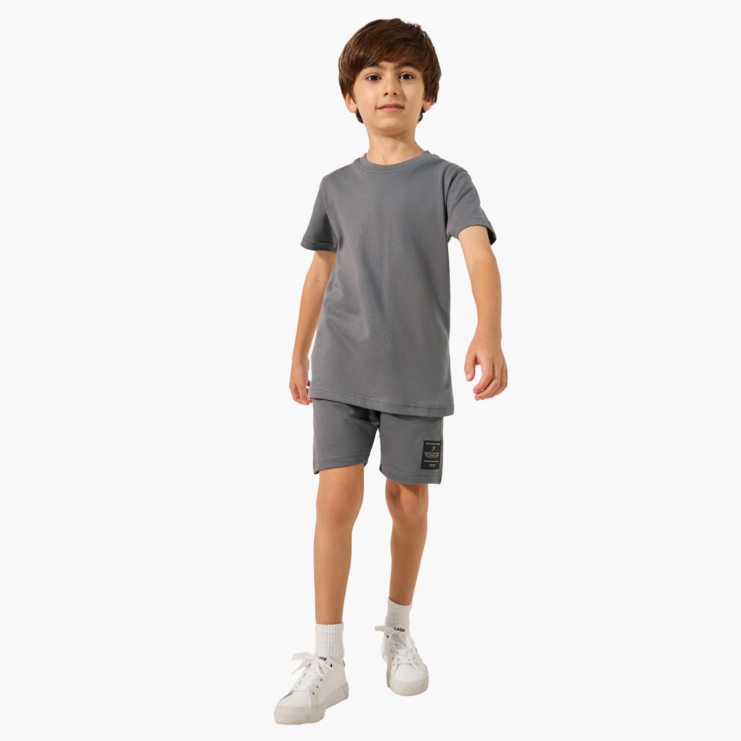 ستايلي-  تي شيرت بأكمام قصيرة وشورت منسق برسمة شارة-boys-clothing-setsandcoords-image-1