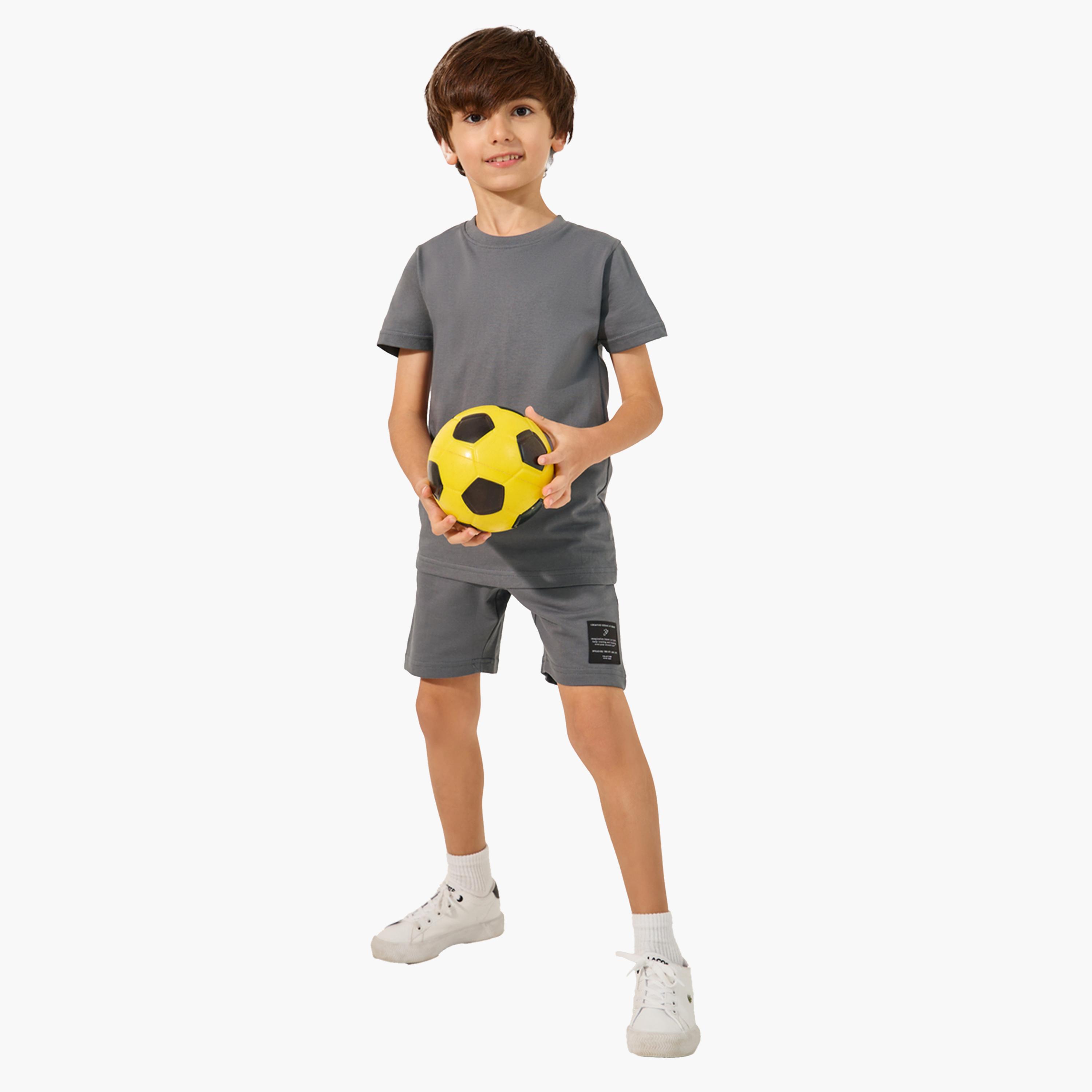 ستايلي-  تي شيرت بأكمام قصيرة وشورت منسق برسمة شارة-boys-clothing-setsandcoords-image-2