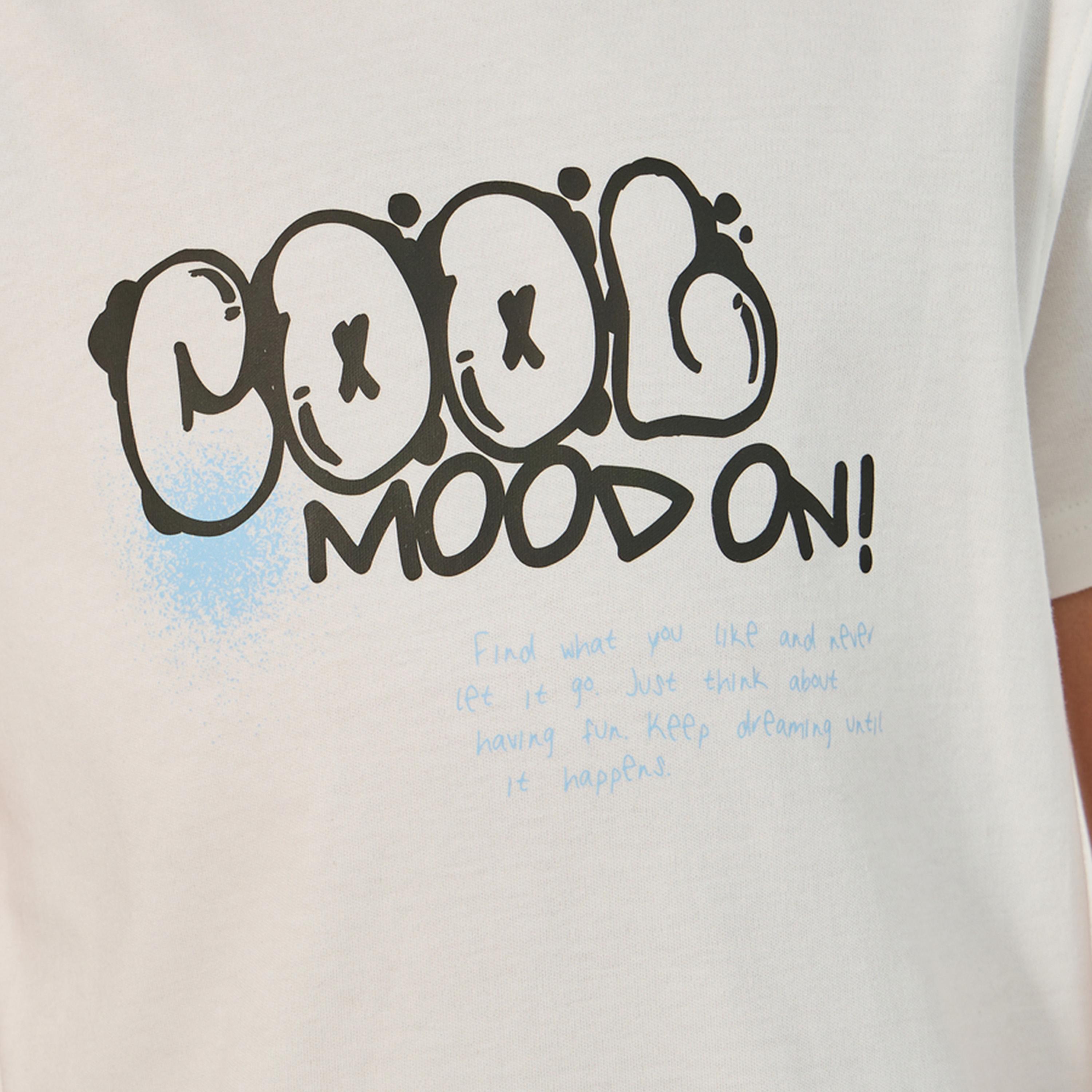 ستايلي-  تي شيرت بطبعة جرافيكية ورقبة دائرية مع تفاصيل شارة-boys-clothing-tshirtsandpolos-image-3