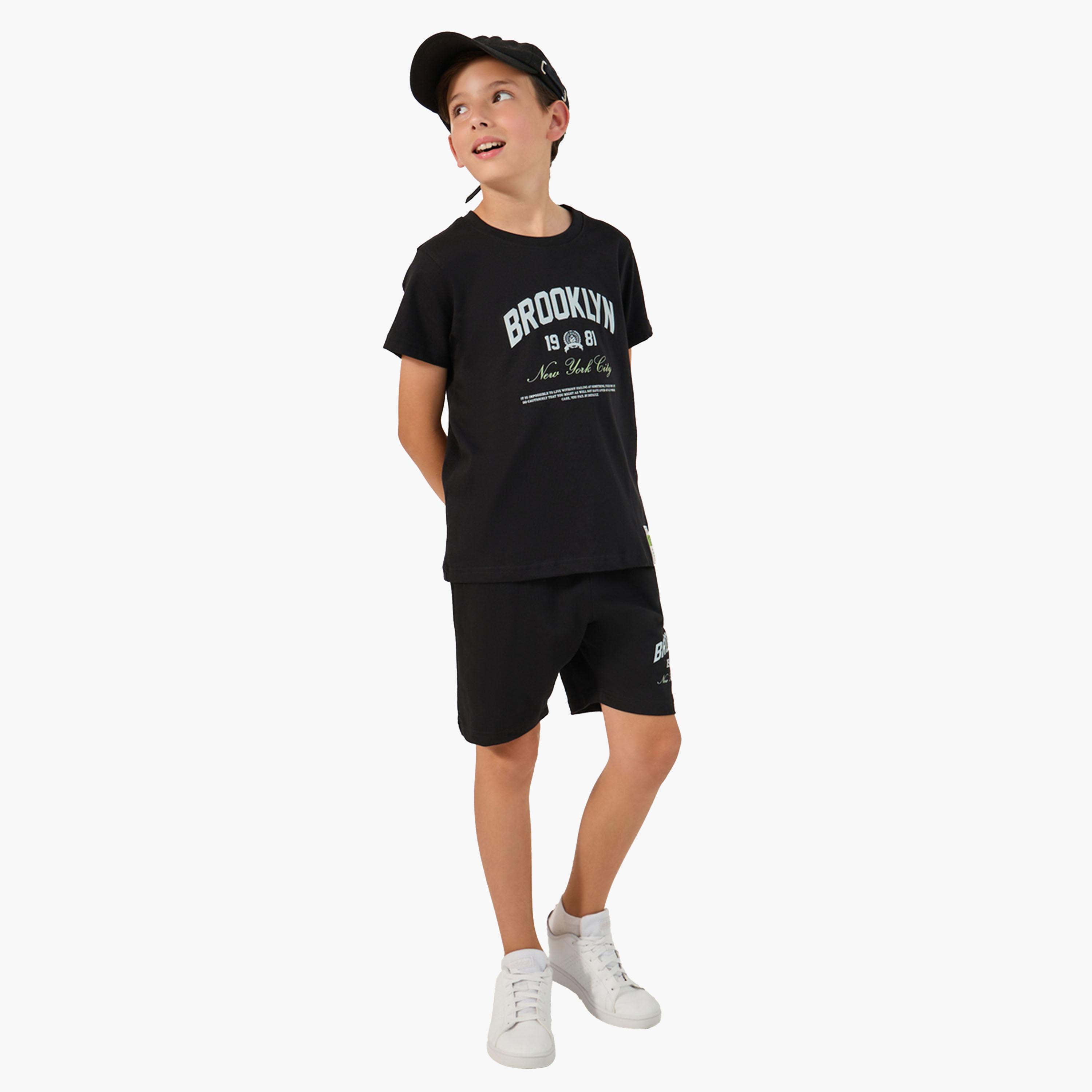 ستايلي - طقم تي شيرت برقبة دائرية بطبعة شعار مع شورت-boys-clothing-setsandcoords-image-1