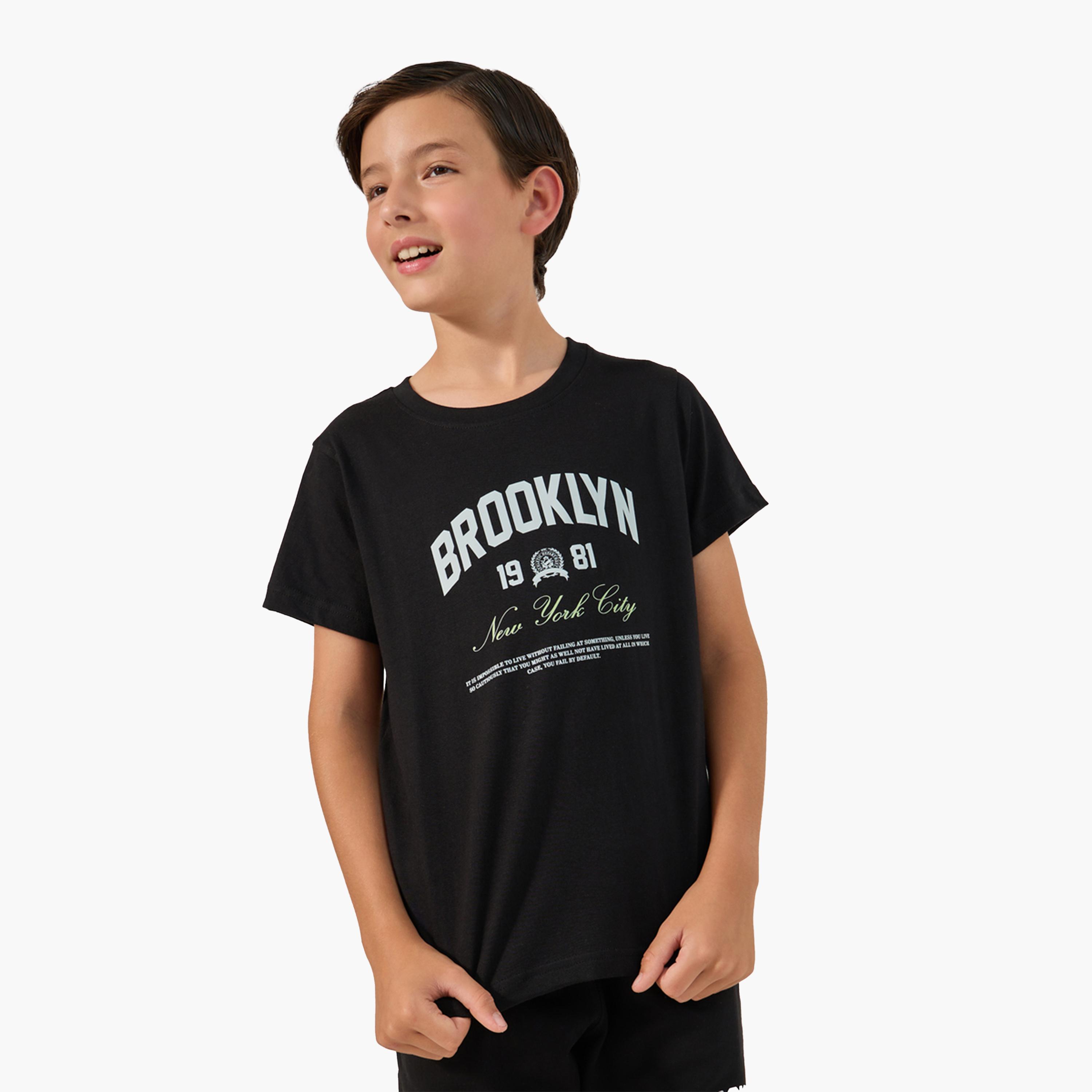 ستايلي - طقم تي شيرت برقبة دائرية بطبعة شعار مع شورت-boys-clothing-setsandcoords-image-2