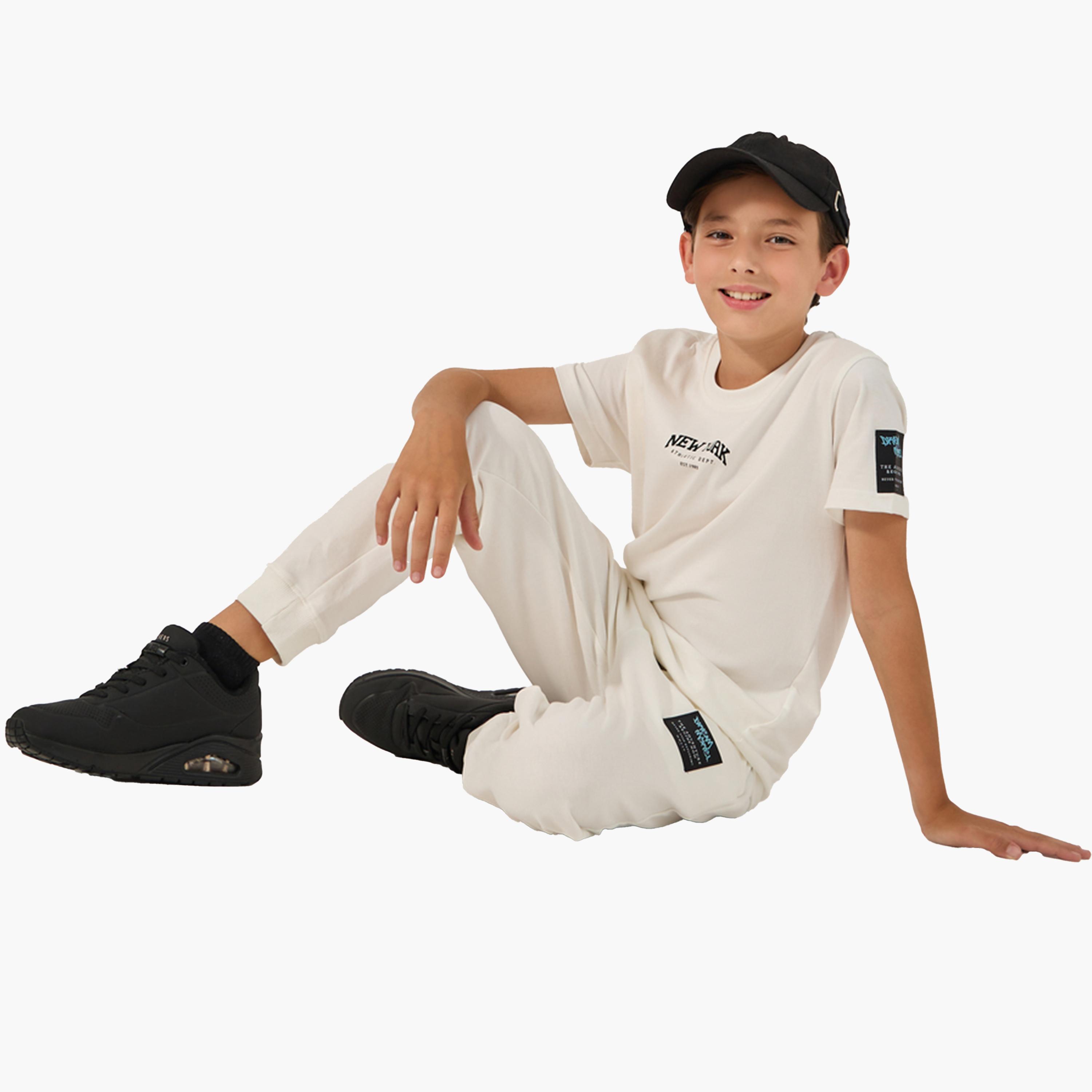 ستايلي - طقم تي شيرت برقبة دائرية بطبعة شعار مع بنطال رياضي-boys-clothing-setsandcoords-image-2