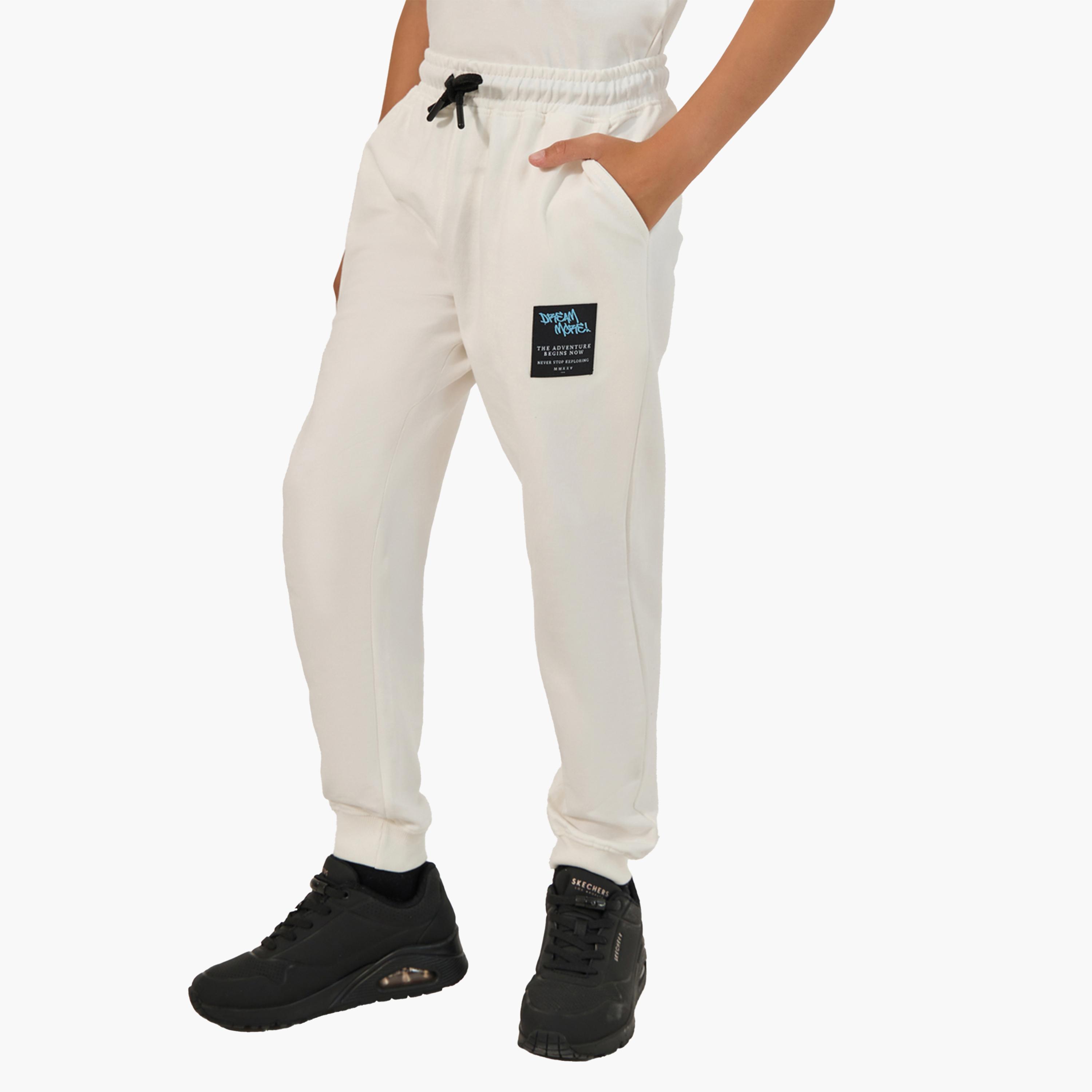 ستايلي - طقم تي شيرت برقبة دائرية بطبعة شعار مع بنطال رياضي-boys-clothing-setsandcoords-image-5