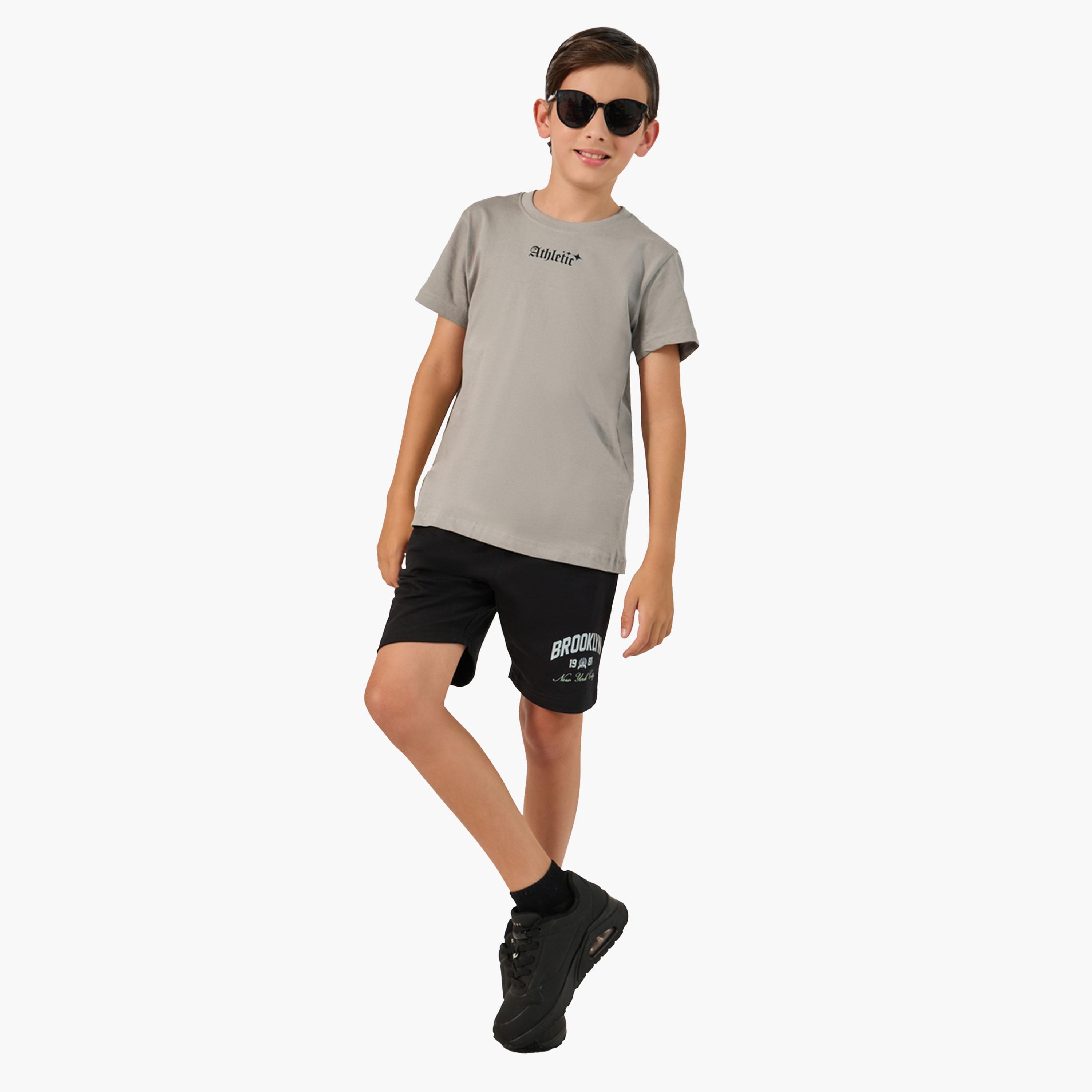 ستايلي- تي شيرت بطبعة جرافيكية ورقبة دائرية-boys-clothing-tshirtsandpolos-image-2