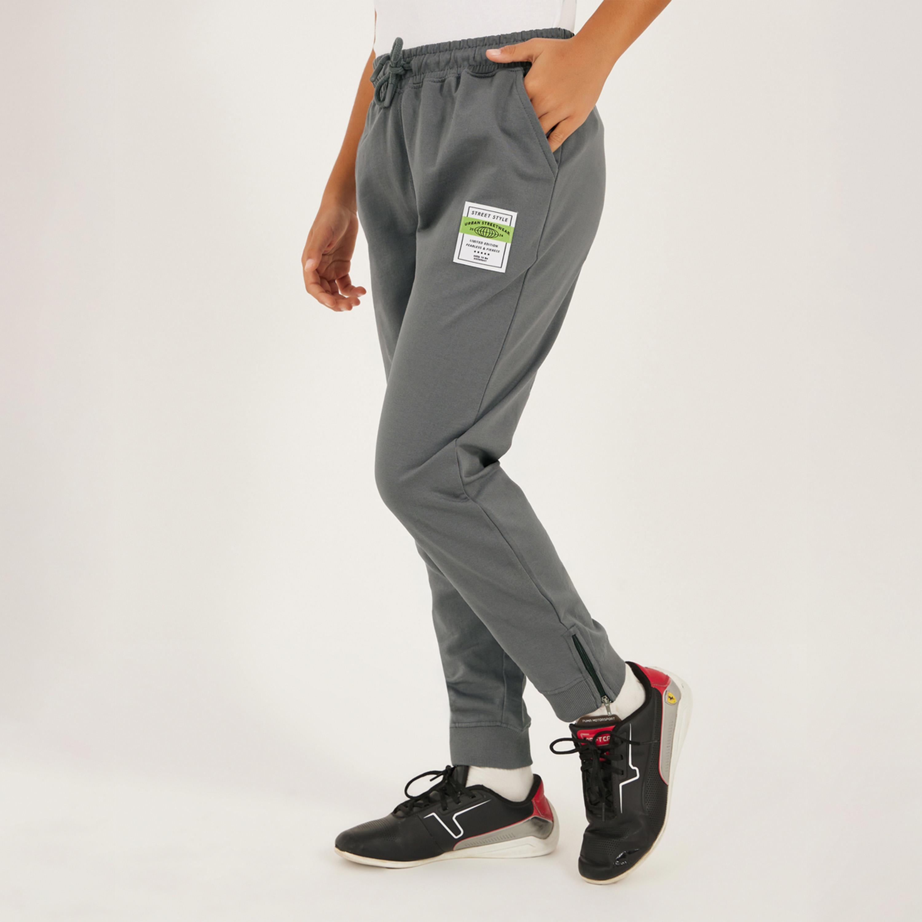 ستايلي - بنطال رياضي مريح مع رقعة ورباط-boys-clothing-bottoms-joggersandtrackpants-image-1