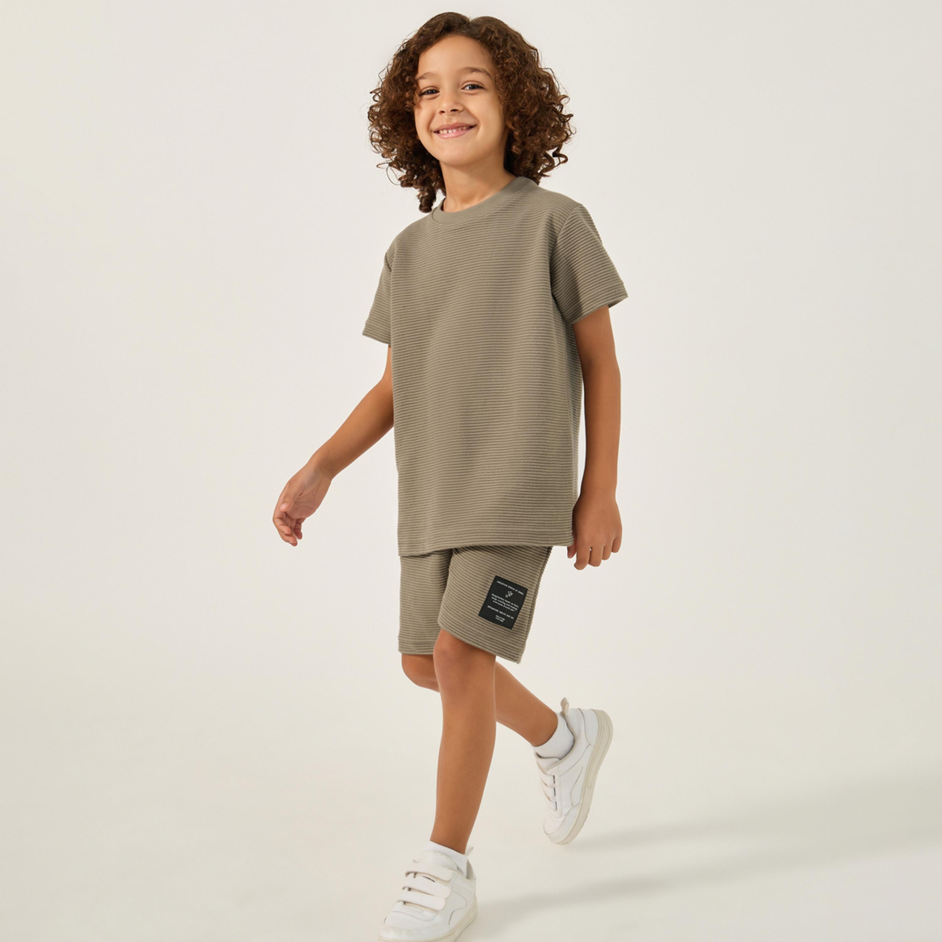 ستايلي - طقم تي شيرت وشورت بتفاصيل منقوشة مع شارة-boys-clothing-setsandcoords-image-1
